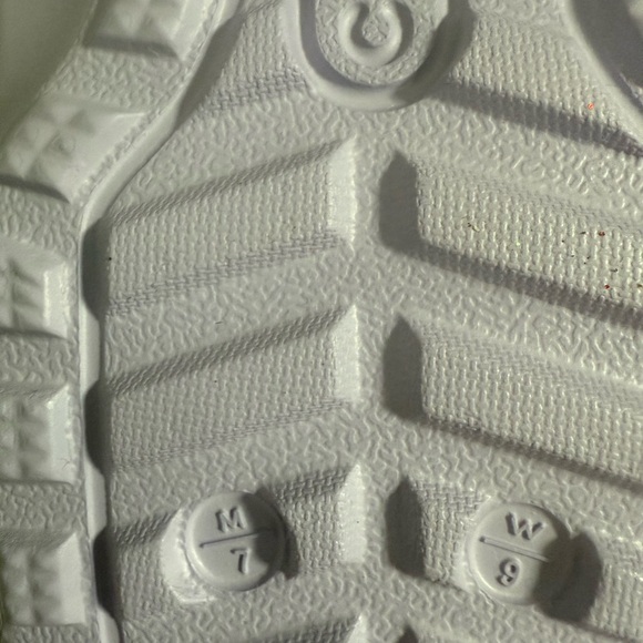 NWT women’s Sherpa lined crocs size 9 lilac - Picture 3 of 3